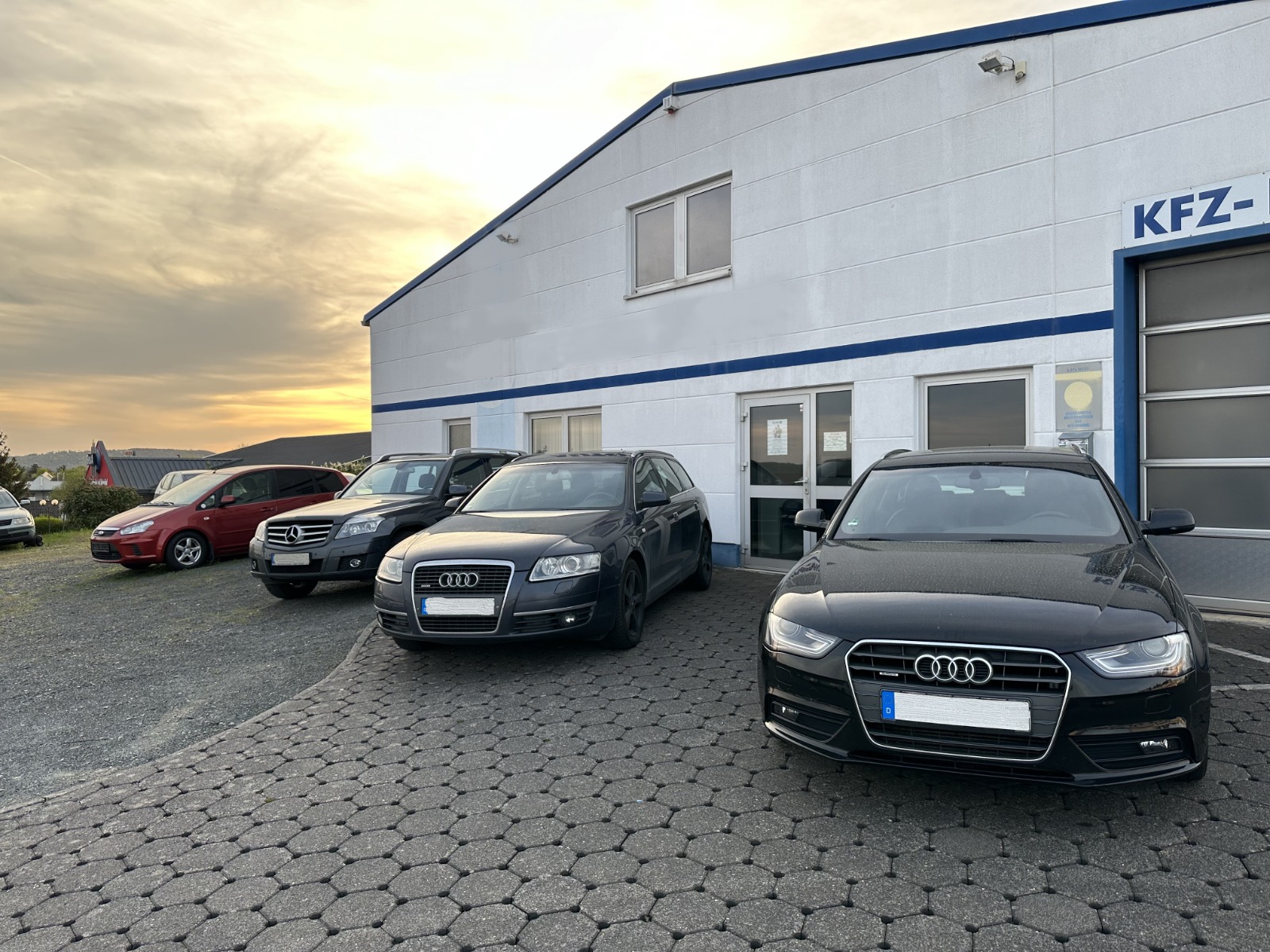 Werkstattgebäude bei Sonnenuntergang