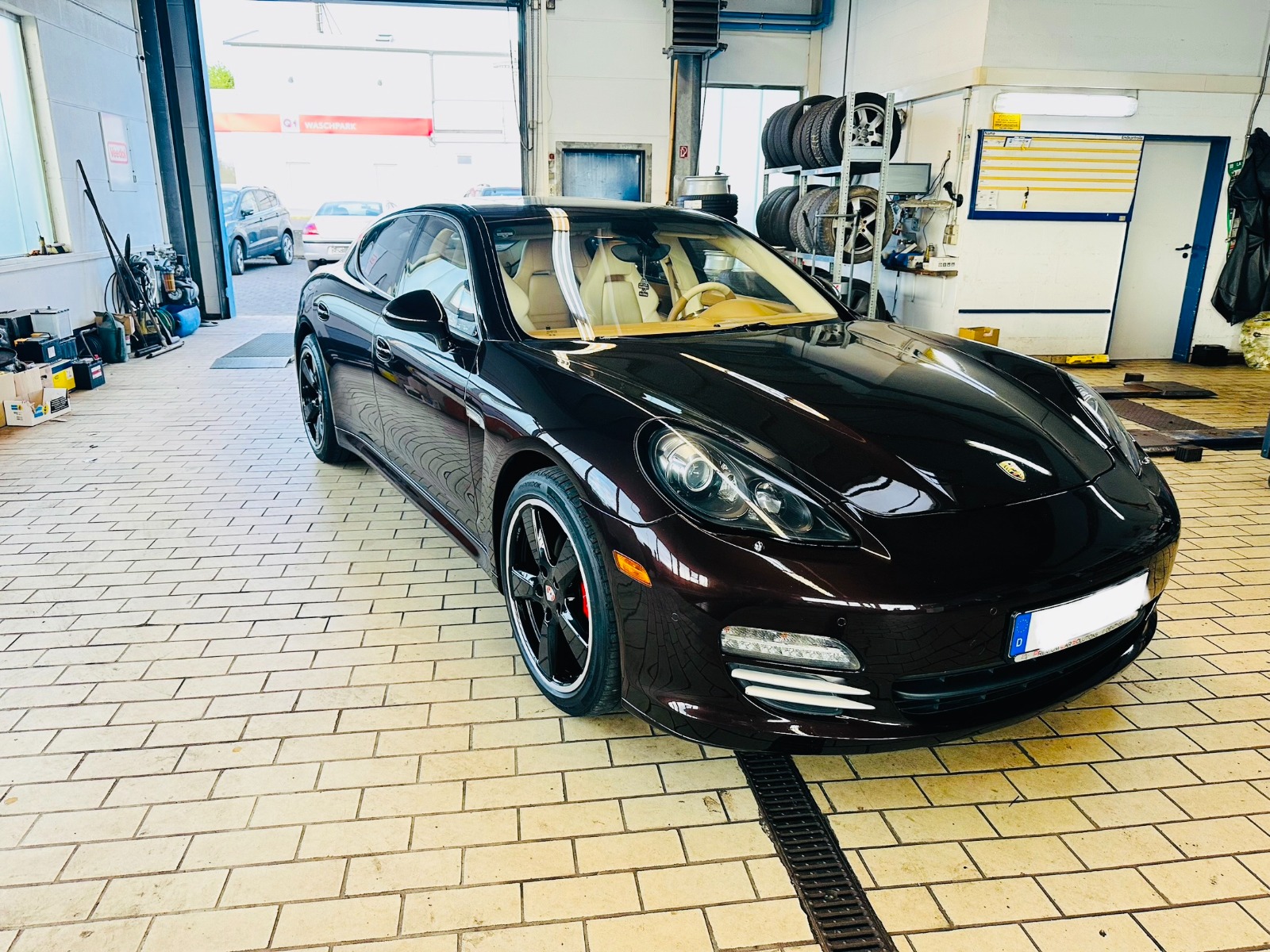 Fahrzeug in der Servicebühne der Premium Car Solutions Werkstatt