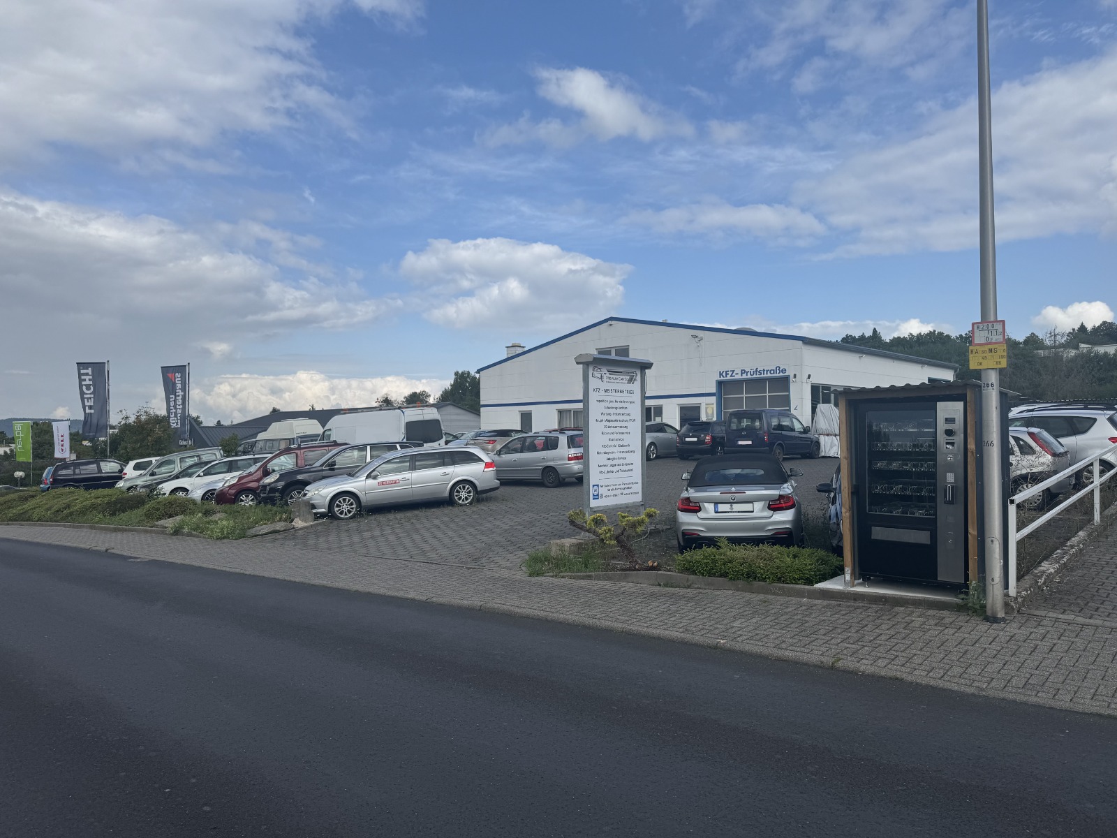 Betriebsgelände in Weilburg mit Kundenfahrzeugen