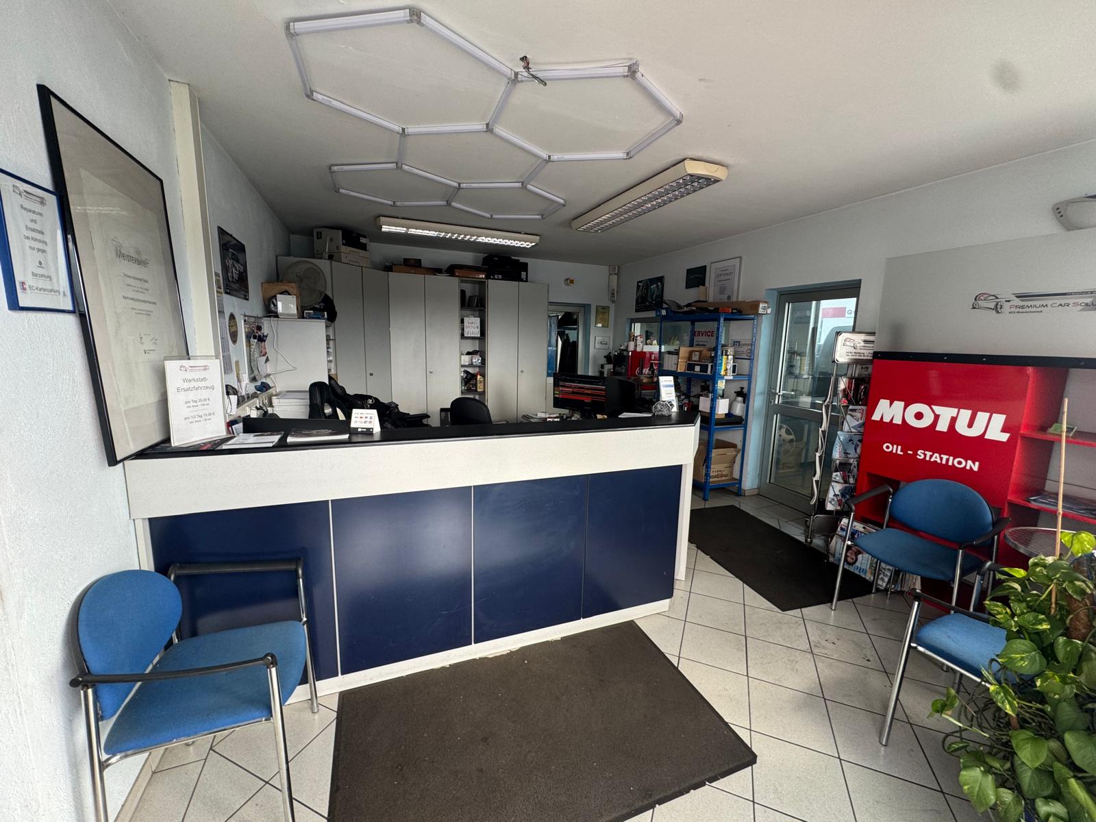 Empfang und Verkaufsbereich mit Motul-Öl-Station